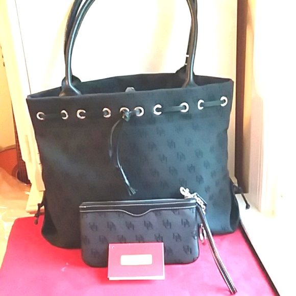 Dooney Black Shoulder Bag. With Matching Wristlet NEW ❤Excellent Condition - Picture 2 of 16